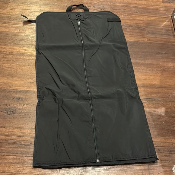 Sleek Black Travel Foldable Garment Bag with Minimalist Design - Picture 6 of 9